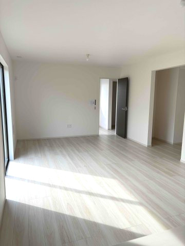 玉村町11期（全１棟）１号棟の居間・リビング|大きな窓のあるリビングは明るく解放感溢れる空間。居心地良くご家族皆が寛げる憩いの空間です。生活の中心となるLDKが広いので、家族とのコミュニケーションを促進する拘り設計となっています(⌒∇⌒)
