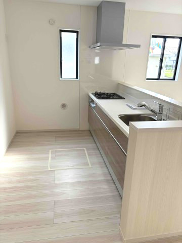 玉村町11期（全１棟）１号棟のキッチン|ナチュラルな自然光の中での調理。お洒落な食器類を余裕で収納できるスペース。動きやすい女性目線のキッチン動線。これからはお料理をつくる時間が劇的に変わります。
