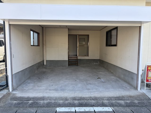 天童市山元【中古住宅】の駐車場|電動シャッター付きガレージ