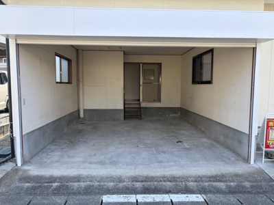 【駐車場】 | 天童市山元【中古住宅】 | 電動シャッター付きガレージ