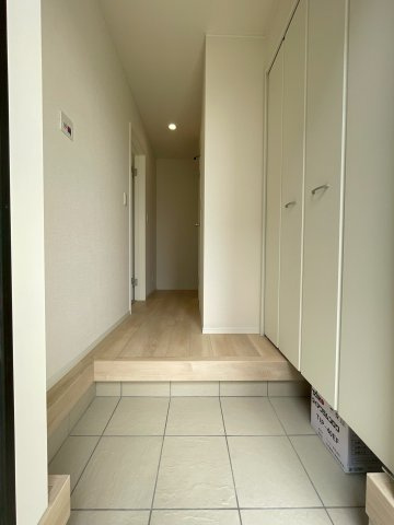 富士宮市万野原新田第29　新築戸建　全７棟　2号棟の玄関|現地写真