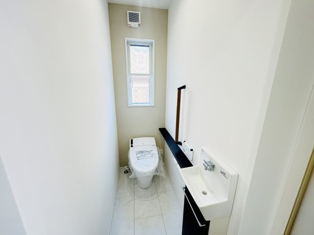 新築　高崎市上中居町　2号棟のトイレ|現地写真　手洗い器が別のトイレルームは見た目にも衛生的にも機能良し！