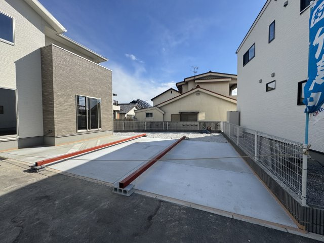 新築　高崎市上中居町　2号棟の駐車場|現地写真　駐車スペースは建物南側に車種によりますが2台分可能です！