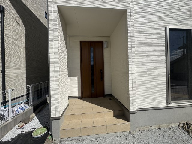新築　高崎市上中居町　2号棟の玄関|現地写真　ポスト・宅配ボックスが一体となったドアホン♪