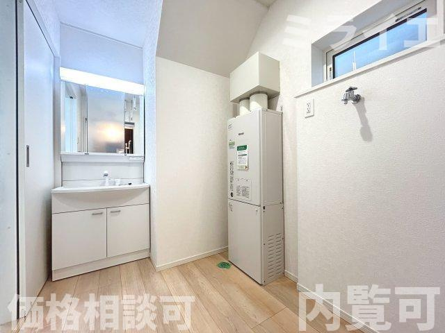 【新築戸建】札幌市厚別区もみじ台北6丁目10棟の独立洗面台|広範囲を映すだけではなく、両サイドのミラー裏に収納棚を設け、洗面道具をスッキリ収納できる三面鏡タイプを採用しています。