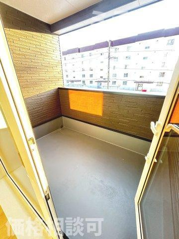 【新築戸建】札幌市厚別区もみじ台北6丁目10棟のバルコニー|屋根付で雨・雪が入りにくいルーフバルコニーを採用しています。洗濯物干しだけではなく椅子を置いてのんびり過ごせる広さです。