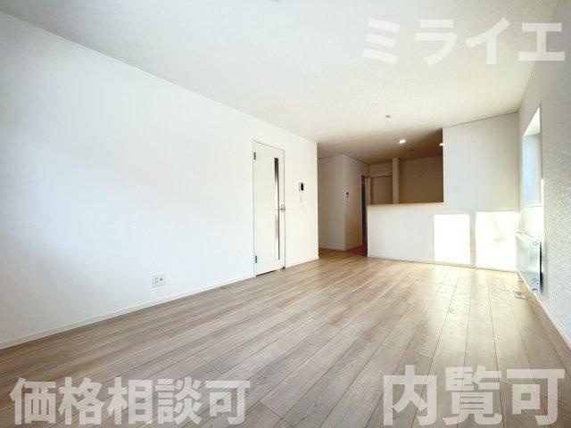 【新築戸建】札幌市厚別区もみじ台北6丁目10棟の居間・リビング|リビングが見渡せる対面キッチンを採用。内装(壁・床・建具)は白を基調とし、明るい雰囲気となっています。