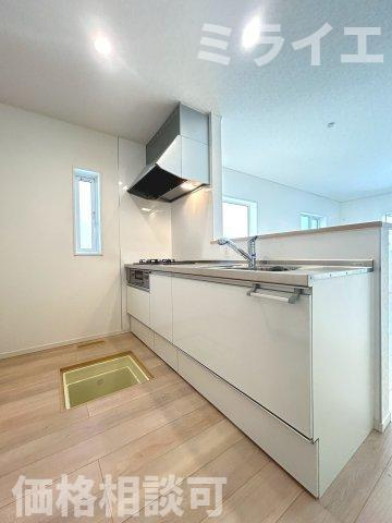 【新築戸建】札幌市厚別区もみじ台北6丁目10棟のキッチン|広々システムキッチンは、シンク・調理部分だけではなく、小物から大きな調理器具まで収納でき、出し入れもスムーズな収納充実プランを採用。食洗器設置可能。床下収納あり。