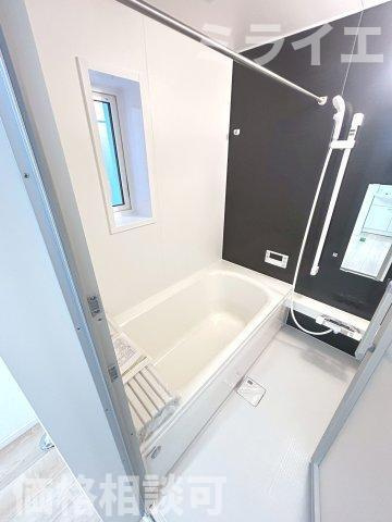 【新築戸建】札幌市厚別区もみじ台北6丁目10棟の浴室|エコベンチ浴槽で満水時約35Lの節水が可能。半身浴が楽しめ小さなお子様もベンチ部分がステップとなり浴槽への出入りがしやすい形状です。追焚機能・浴室乾燥機能も完備しています。