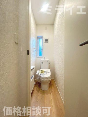 【新築戸建】札幌市厚別区もみじ台北6丁目10棟のトイレ|1階・2階に温水洗浄便座を設置。センサーによる便ふたオート開閉機能により、手を触れることがなく快適で衛生面にも配慮されています。