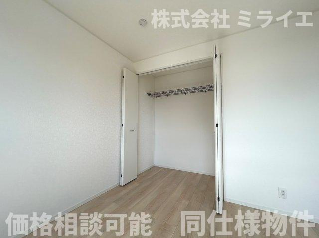 【新築戸建】札幌市厚別区もみじ台北6丁目10棟の収納|標準奥行90㎝で収納力のあるクローゼットを配置しています。