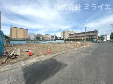 【新築戸建】札幌市厚別区もみじ台北6丁目10棟の前面道路含む現地写真