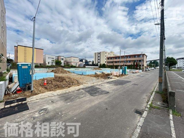 【新築戸建】札幌市厚別区もみじ台北6丁目10棟の前面道路含む現地写真