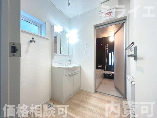 【新築戸建】札幌市厚別区もみじ台北6丁目10棟の独立洗面台|広範囲を映すだけではなく、両サイドのミラー裏に収納棚を設け、洗面道具をスッキリ収納できる三面鏡タイプを採用しています。