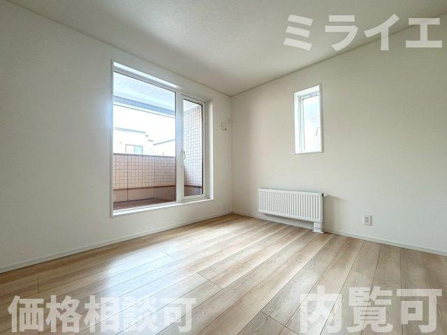 【新築戸建】札幌市厚別区もみじ台北6丁目10棟の洋室|2階洋室にはルーフバルコニーが設置されています。