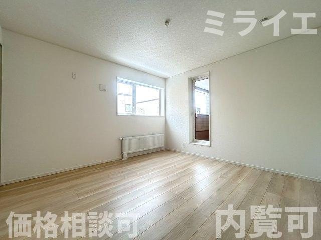 【新築戸建】札幌市厚別区もみじ台北6丁目10棟の収納|標準奥行90㎝で収納力のあるクローゼットを配置しています。