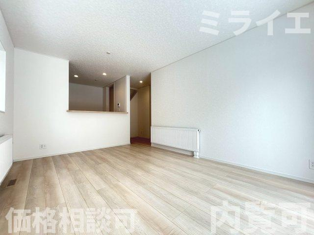 【新築戸建】札幌市厚別区もみじ台北6丁目10棟の居間・リビング|リビングが見渡せる対面キッチンを採用。内装(壁・床・建具)は白を基調とし、明るい雰囲気となっています。