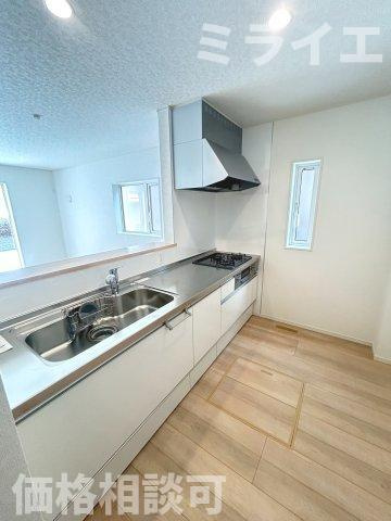 【新築戸建】札幌市厚別区もみじ台北6丁目10棟のキッチン|広々システムキッチンは、シンク・調理部分だけではなく、小物から大きな調理器具まで収納でき、出し入れもスムーズな収納充実プランを採用。食洗器設置可能。床下収納あり。