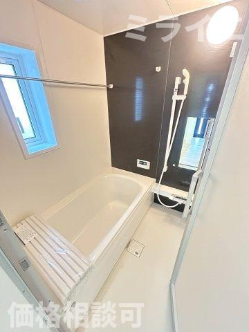 【新築戸建】札幌市厚別区もみじ台北6丁目10棟の浴室|エコベンチ浴槽で満水時約35Lの節水が可能。半身浴が楽しめ小さなお子様もベンチ部分がステップとなり浴槽への出入りがしやすい形状です。追焚機能・浴室乾燥機能も完備しています。
