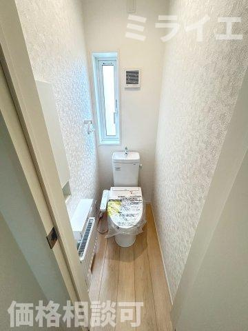 【新築戸建】札幌市厚別区もみじ台北6丁目10棟のトイレ|1階・2階に温水洗浄便座を設置。センサーによる便ふたオート開閉機能により、手を触れることがなく快適で衛生面にも配慮されています。