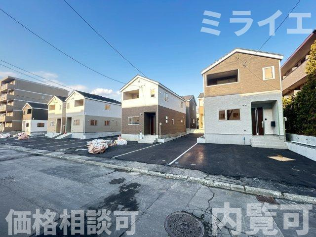 【新築戸建】札幌市厚別区もみじ台北6丁目10棟の前面道路含む現地写真
