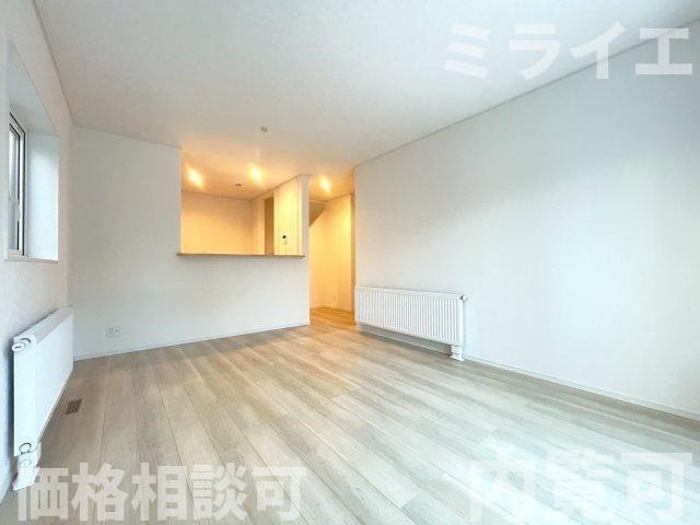 【新築戸建】札幌市厚別区もみじ台北6丁目10棟の居間・リビング|リビングが見渡せる対面キッチンを採用。内装(壁・床・建具)は白を基調とし、明るい雰囲気となっています。