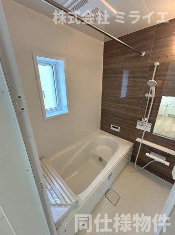 【新築戸建】札幌市厚別区もみじ台北6丁目10棟の浴室|エコベンチ浴槽で満水時約35Lの節水が可能。半身浴が楽しめ小さなお子様もベンチ部分がステップとなり浴槽への出入りがしやすい形状です。追焚機能・浴室乾燥機能も完備しています。