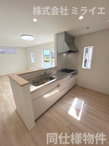 【新築戸建】札幌市厚別区もみじ台北6丁目10棟のキッチン|広々システムキッチンは、シンク・調理部分だけではなく、小物から大きな調理器具まで収納でき、出し入れもスムーズな収納充実プランを採用。食洗器設置可能。床下収納あり。