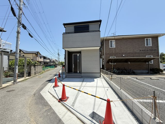 八田寺町1号棟の前面道路含む現地写真