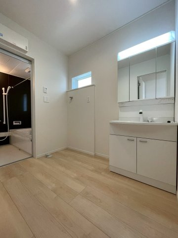 富士宮市万野原新田第29　新築戸建　全７棟　5号棟の独立洗面台|現地撮影