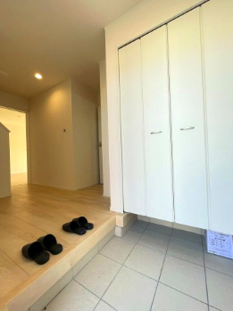 富士宮市万野原新田第29　新築戸建　全７棟　5号棟の玄関|現地撮影