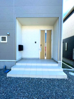 富士宮市万野原新田第29　新築戸建　全７棟　5号棟の玄関|現地撮影