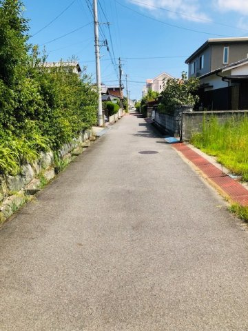 松神子4丁目　売土地の前面道路含む現地写真