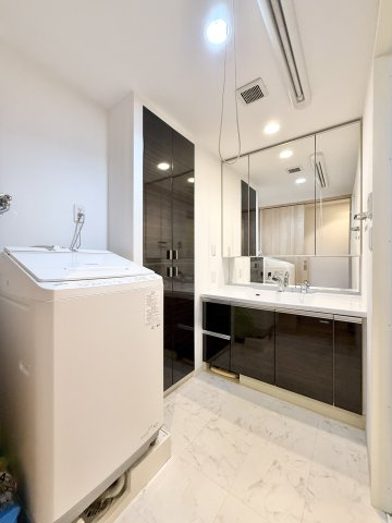 プレミスト八幡駅マスターズプレイスの洗面所|脱衣室には、収納棚があるので、下着やタオルをしまっておくことができますよ。