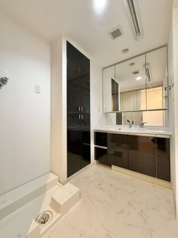 プレミスト八幡駅マスターズプレイスの洗面所|脱衣室には、収納棚があるので、下着やタオルをしまっておくことができますよ。