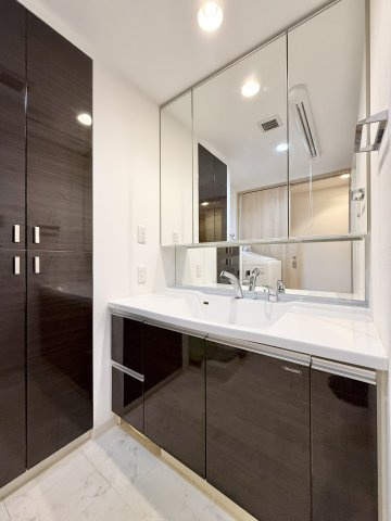 プレミスト八幡駅マスターズプレイスの独立洗面台|広々とした洗面台…。朝の時間の支度が重なっても、大人２人横並びで立つことができます。