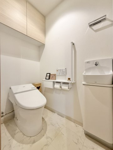 プレミスト八幡駅マスターズプレイスのトイレ|白を基調としたトイレは、清潔感がありホッとする空間です。