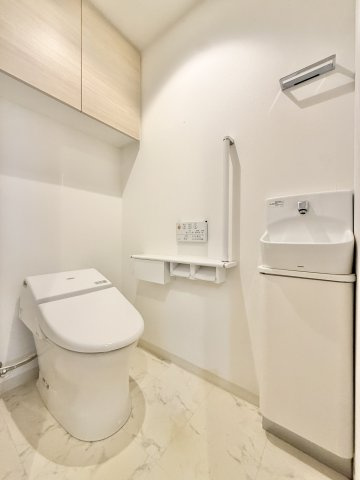 プレミスト八幡駅マスターズプレイスのトイレ|白を基調としたトイレは、清潔感がありホッとする空間です。