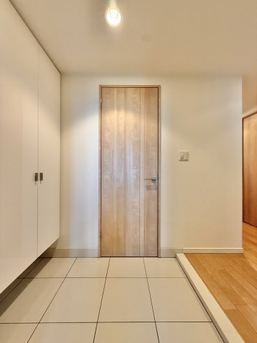 プレミスト八幡駅マスターズプレイスの玄関|玄関を入ると正面にシューズクロークがあるので、家族が多くても収納に困ることはありません！