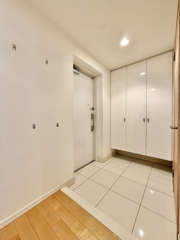 プレミスト八幡駅マスターズプレイスの玄関|玄関開けて、正面に廊下がある訳ではないので、プライバシーが確保できる作りになっています。