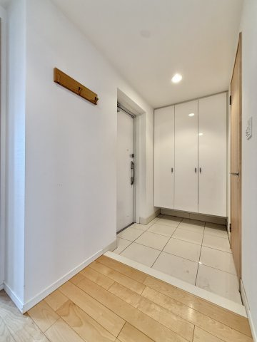 プレミスト八幡駅マスターズプレイスの玄関|玄関開けて、正面に廊下がある訳ではないので、プライバシーが確保できる作りになっています。