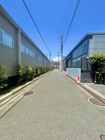 プレミスト八幡駅マスターズプレイスの周辺|前面道路を南から北向きに撮影しました。車どおりはほとんどありませんよ。