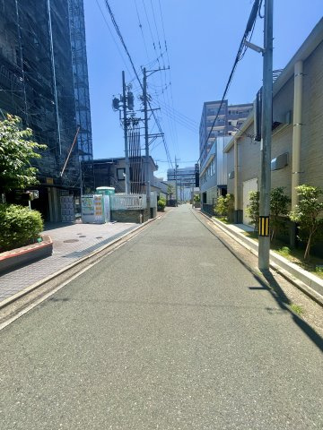 プレミスト八幡駅マスターズプレイスの周辺|前面道路を来たから南向きに撮影しました。車どおりはほとんどありませんよ。