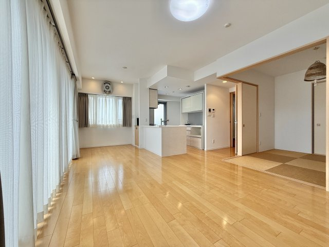 プレミスト八幡駅マスターズプレイスの居間・リビング|プライバシー確保のため、既存の家具を消しました。イメージ画像です。