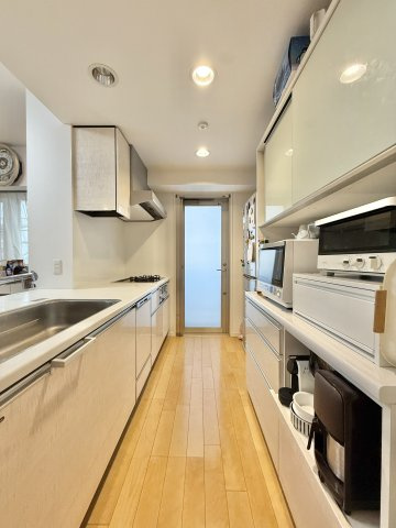 プレミスト八幡駅マスターズプレイスのキッチン|使い勝手の良いキッチンです。角部屋のため、キッチン横からは西のバルコニーに出られる扉があります。