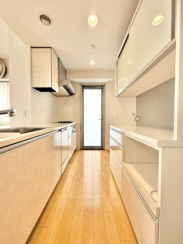 プレミスト八幡駅マスターズプレイスのキッチン|使い勝手の良いキッチンです。角部屋のため、キッチン横からは西のバルコニーに出られる扉があります。