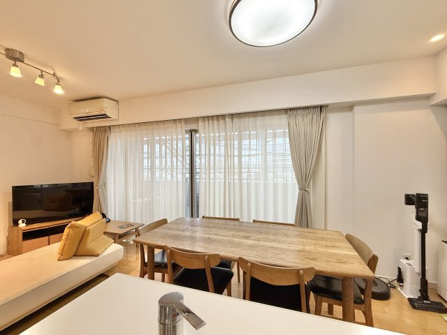 プレミスト八幡駅マスターズプレイスの居間・リビング|キッチンから見えるリビングダイニングの視点です。家事をしながら、家族の会話がはずみそうですね♪