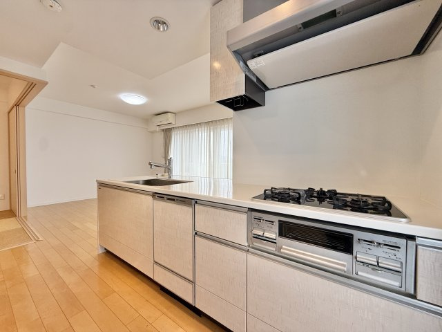 プレミスト八幡駅マスターズプレイスの居間・リビング|キッチンから見えるリビングダイニングの視点です。家事をしながら、家族の会話がはずみそうですね♪