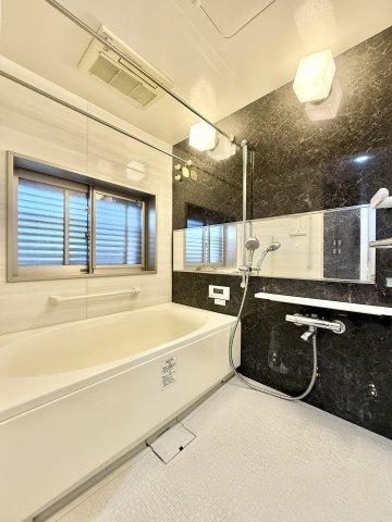 プレミスト八幡駅マスターズプレイスの浴室|広々とした浴室！窓があるのは角部屋の特権ですね♪