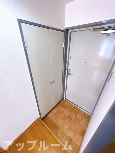 長縄マンションの玄関